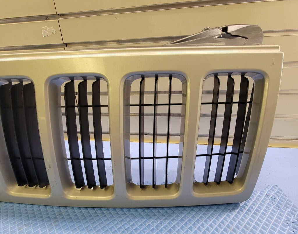 🔥08-10 Jeep Grand Cherokee Front Center Upper Grille Chrome Assembly White OEM