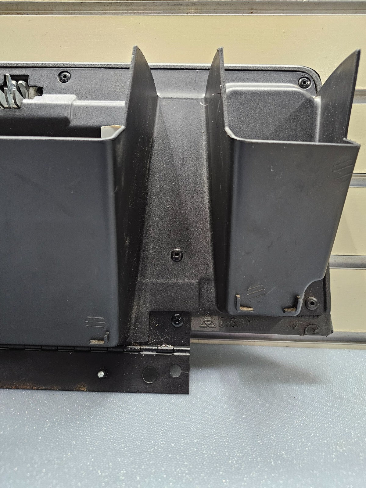 🔥99-06 SILVERADO SIERRA Dash GLOVE BOX Storage Compartment Assembly Black G3