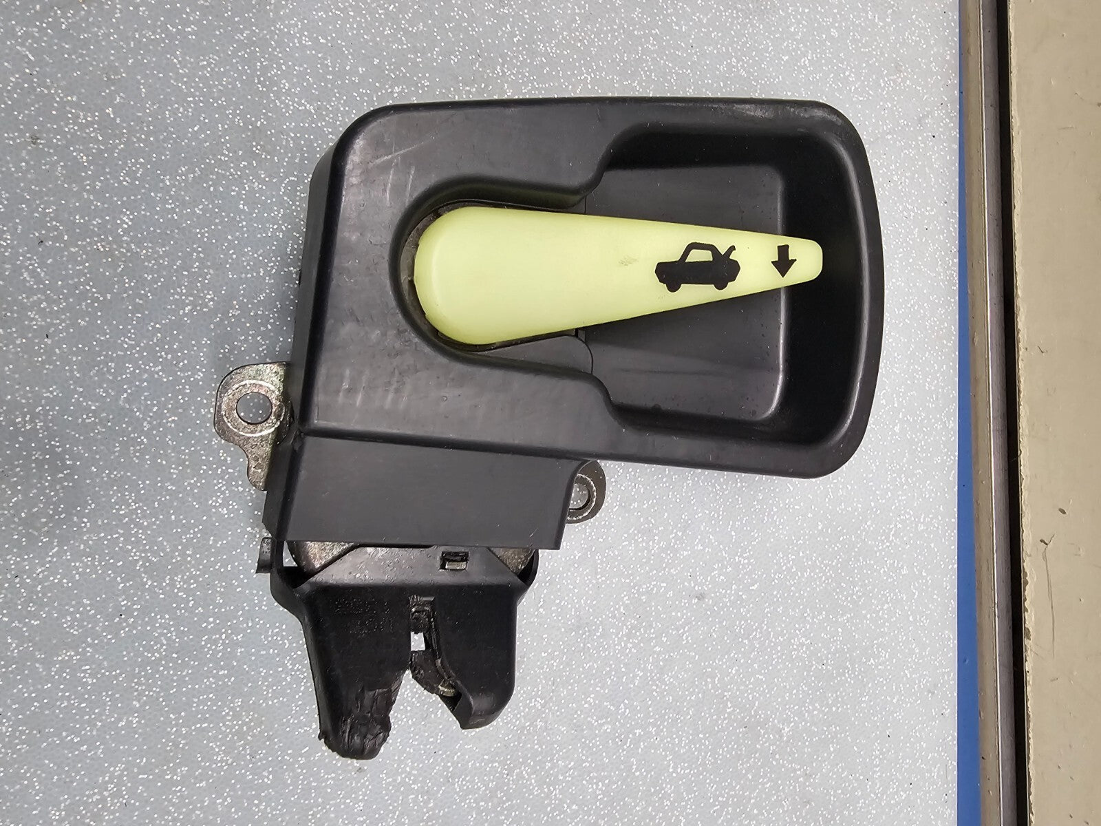 98-02 TOYOTA COROLLA TRUNK LATCH RELEASE ACTUATOR /TC