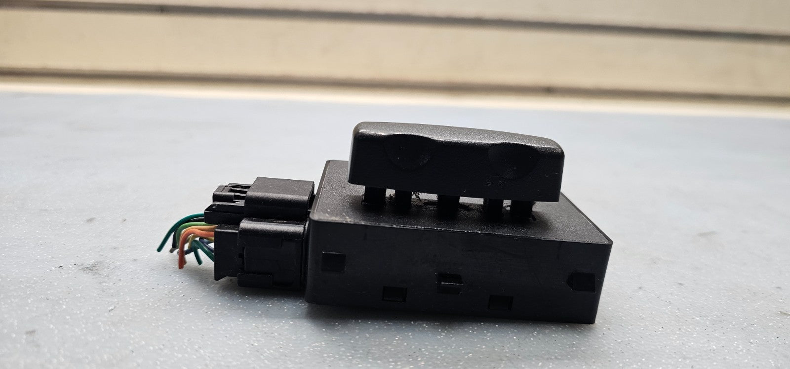 🔥04-11 TRAILBLAZER ENVOY CADILLAC STS LEFT DRIVER SEAT SWITCH BEZEL BLACK