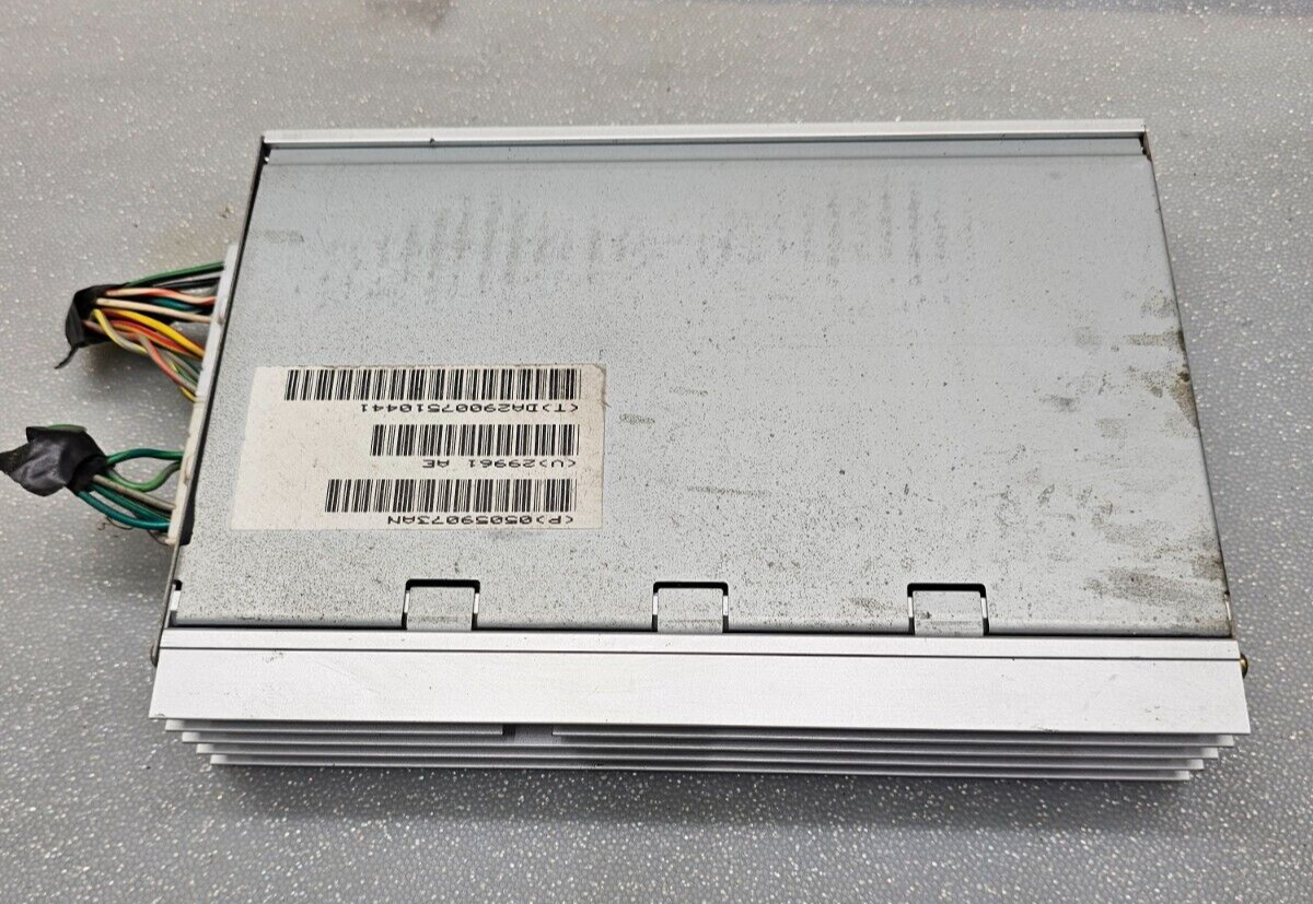 05-10 Jeep Grand Cherokee Chrysler 300 Stereo Radio AM FM Amplifier Audio Stereo