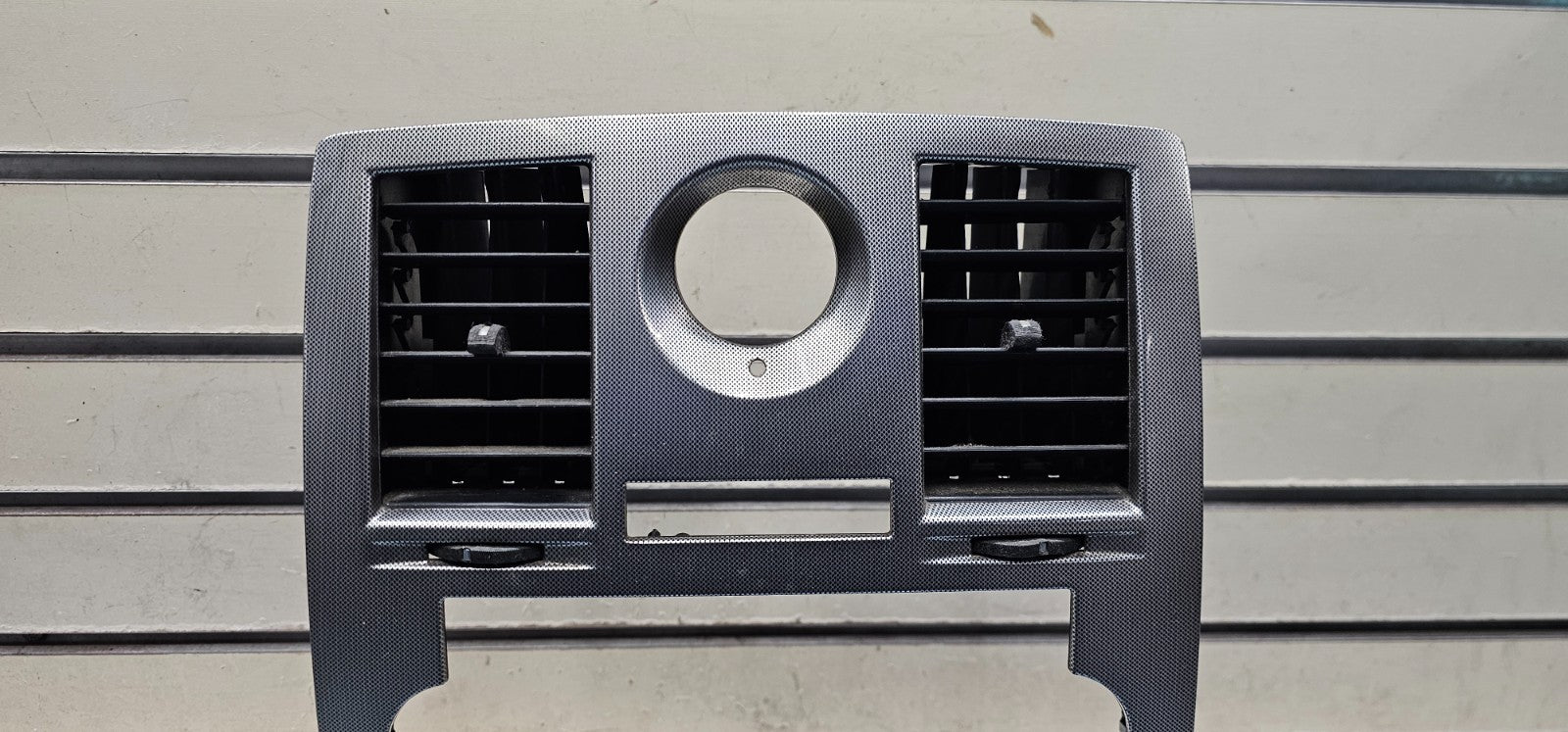 🔥05-07 CHRYSLER 300 CENTER DASH RADIO BEZEL CENTER TRIM PANEL SILVER OEM B16