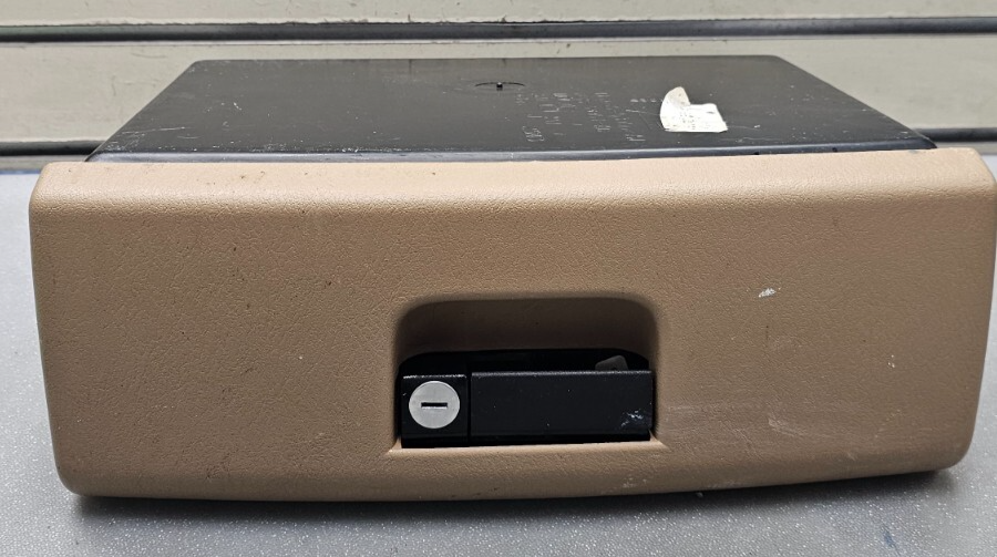 🔥01-07 CARAVAN TOWN COUNTRY DASH GLOVE BOX COMPARTMENT LID COVER ASSEMBLY TAN