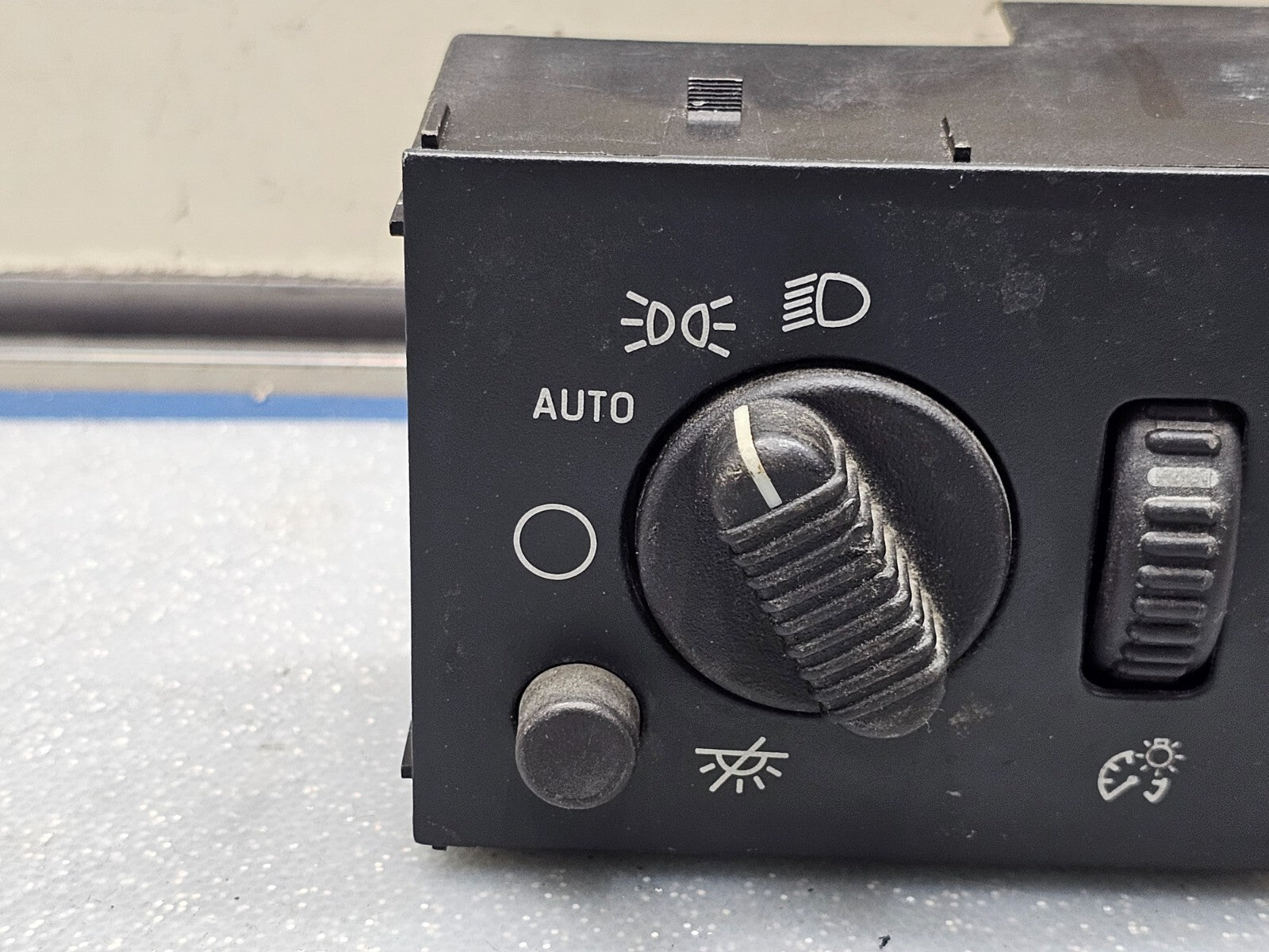 03-06 CHEVY SILVERADO GMC SIERRA HEADLIGHT DOME LIGHT DIMMER CONTROL SWITCH OEM