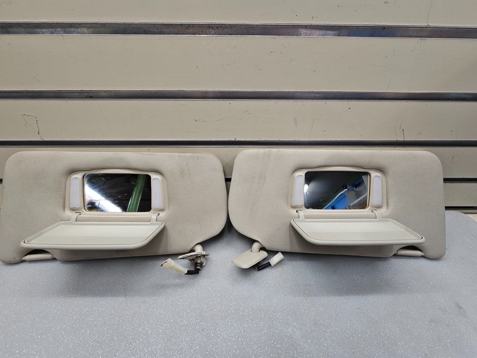🔥2007-2012 Nissan Altima Sun Visor driver and passenger set gray - lighted OEM