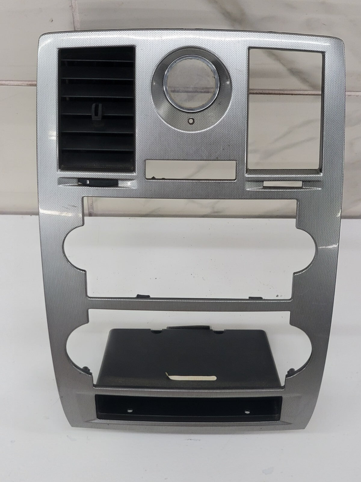 05-07 CHRYSLER 300 RADIO BEZEL CENTER AIR VENTS Storage CARBON SILVER B16