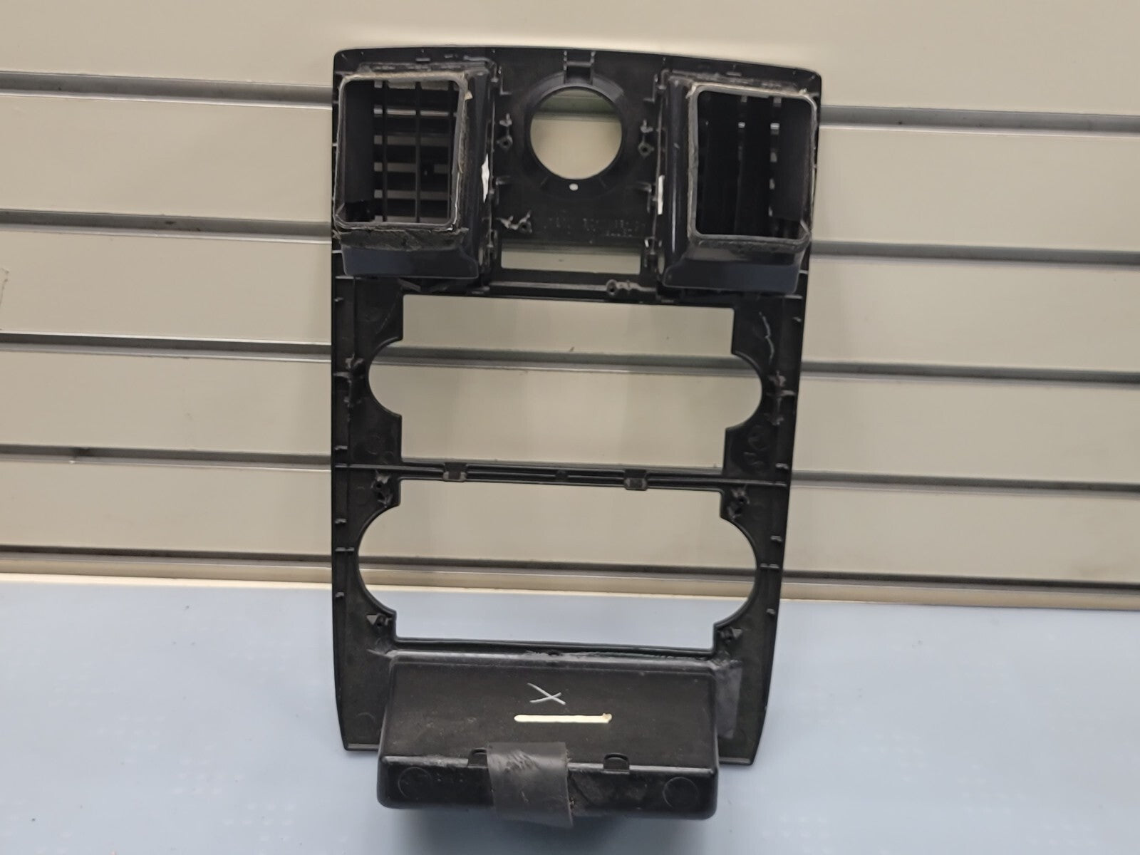 05-07 CHRYSLER 300 RADIO BEZEL CENTER AIR VENTS Storage CARBON SILVER B16