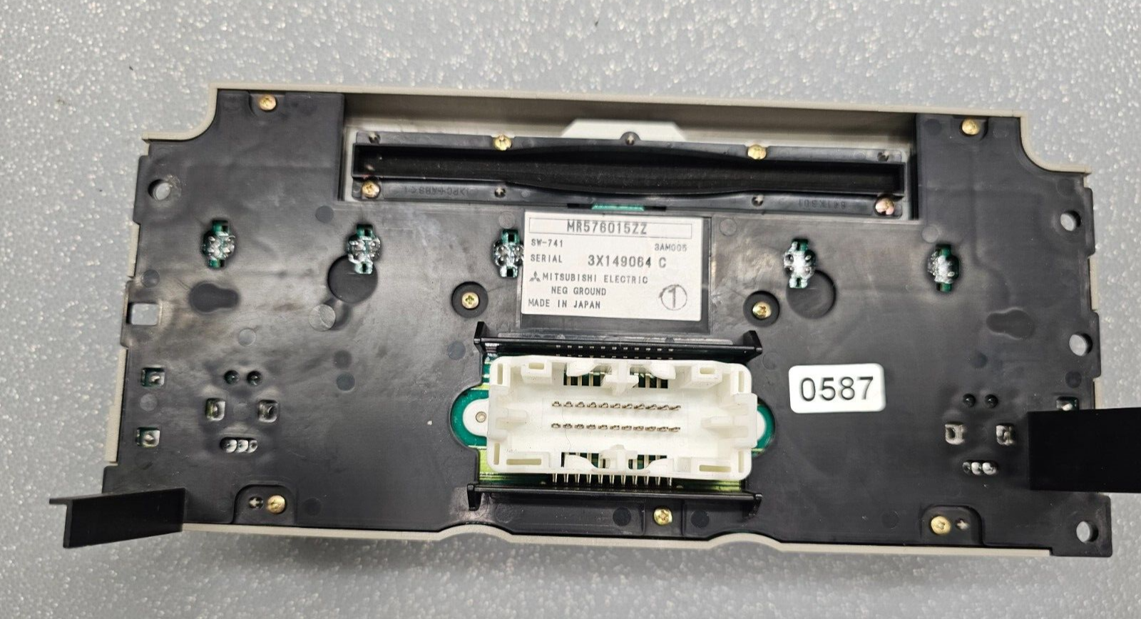 04-05 Mitsubishi ENDEAVOR Dash AM FM Radio CD Player Control Stereo Assembly OEM