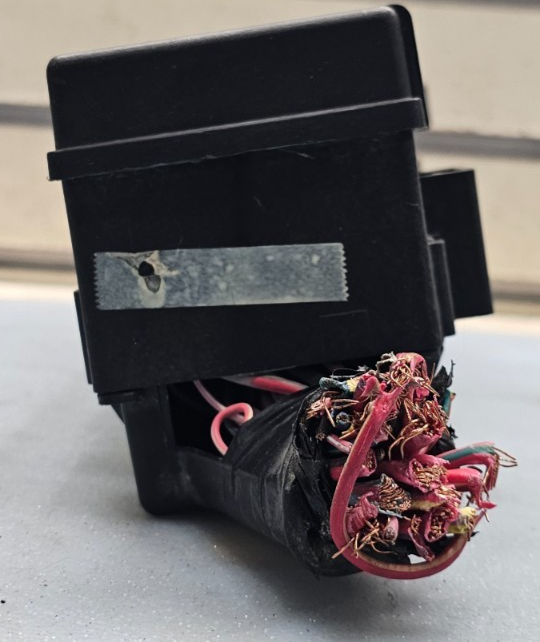 🔥2007 Jeep Liberty Under Hood Engine Relay Fuse Box Power Module Junction Block
