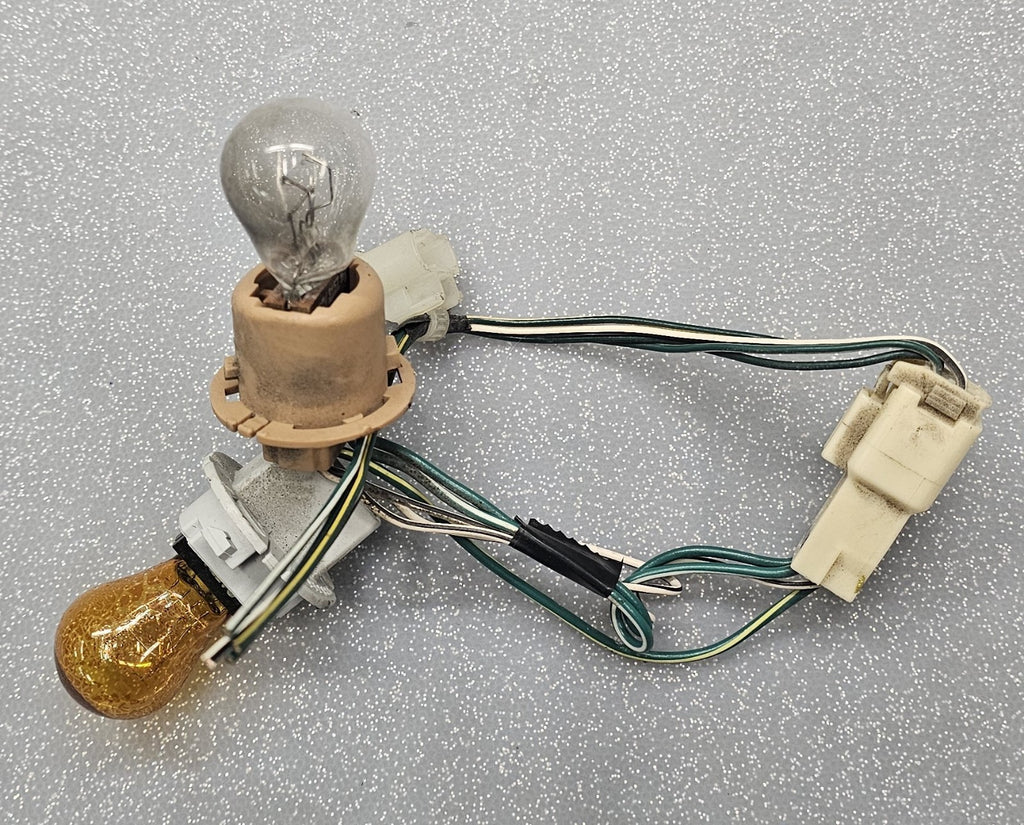 🔥03-08 Toyota corolla  bulb socket tail light assembly OEM