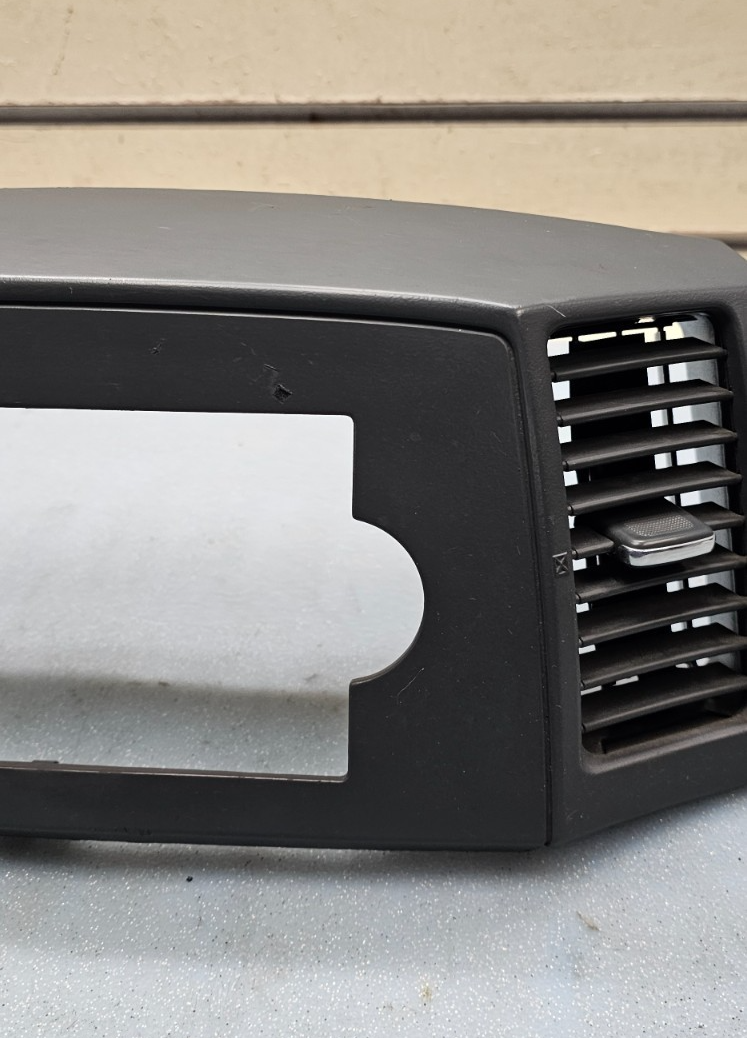 🔥2005-2007 Jeep Grand Cherokee Dash RADIO TRIM BEZEL W VENTS Gray B30