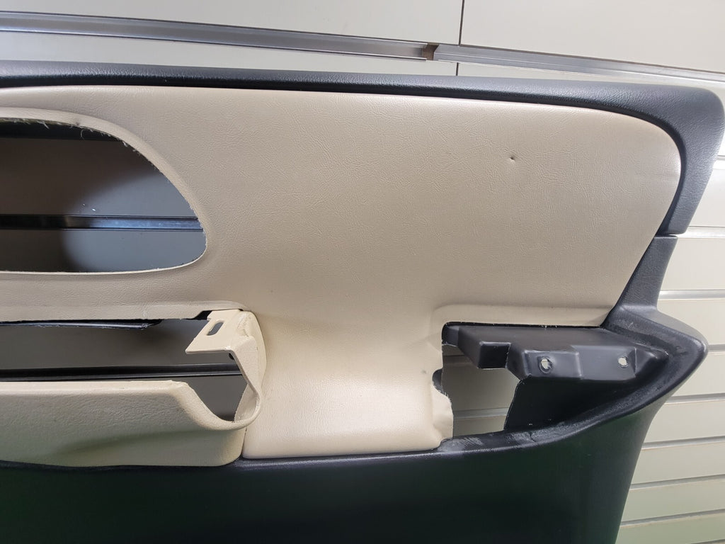 🔥2002-2009 CHEVY TRAILBLAZER Door Panel Front PASSENGER armrest BLACK/TAN D8