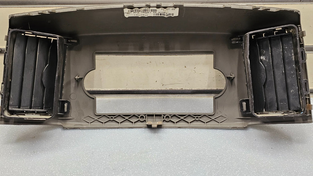 🔥05-07 Jeep Grand Cherokee Dash Radio Stereo Display Bezel Trim Panel TAN B30