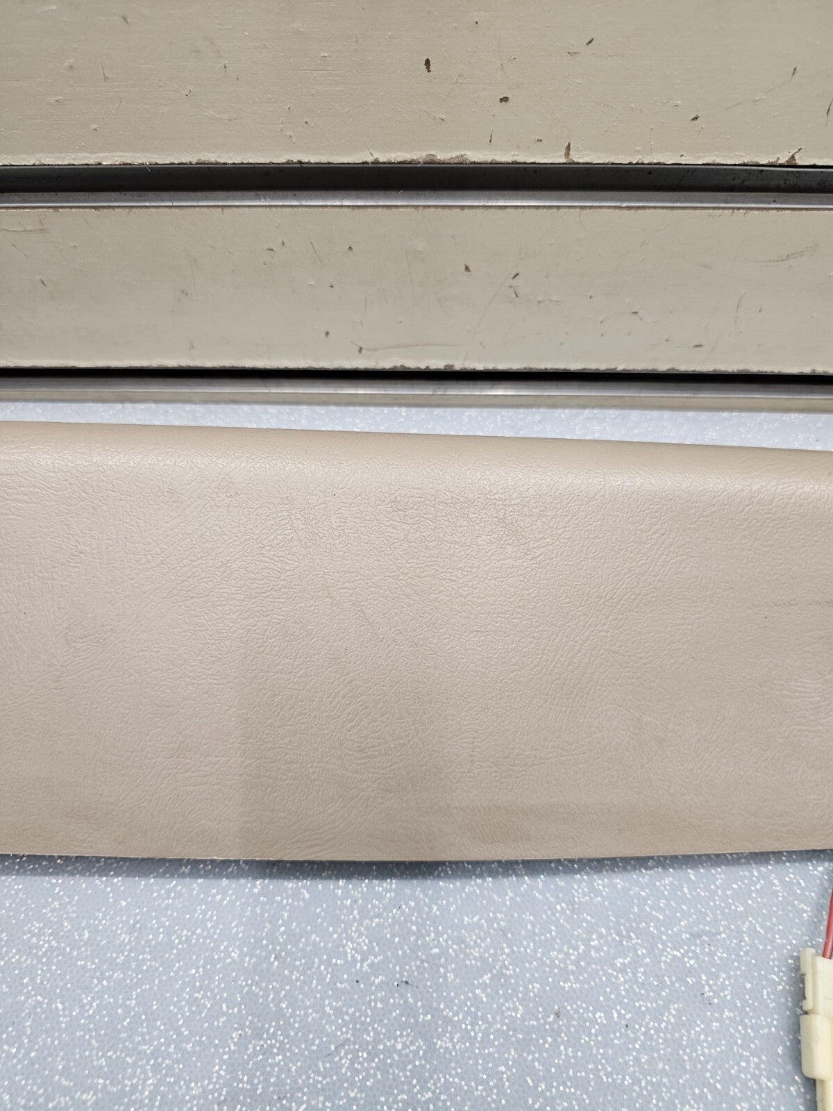 99-06 SILVERADO SIERRA Roof Molding A PILLAR Trim RIGHT Pass Speak LIGHT TAN p3
