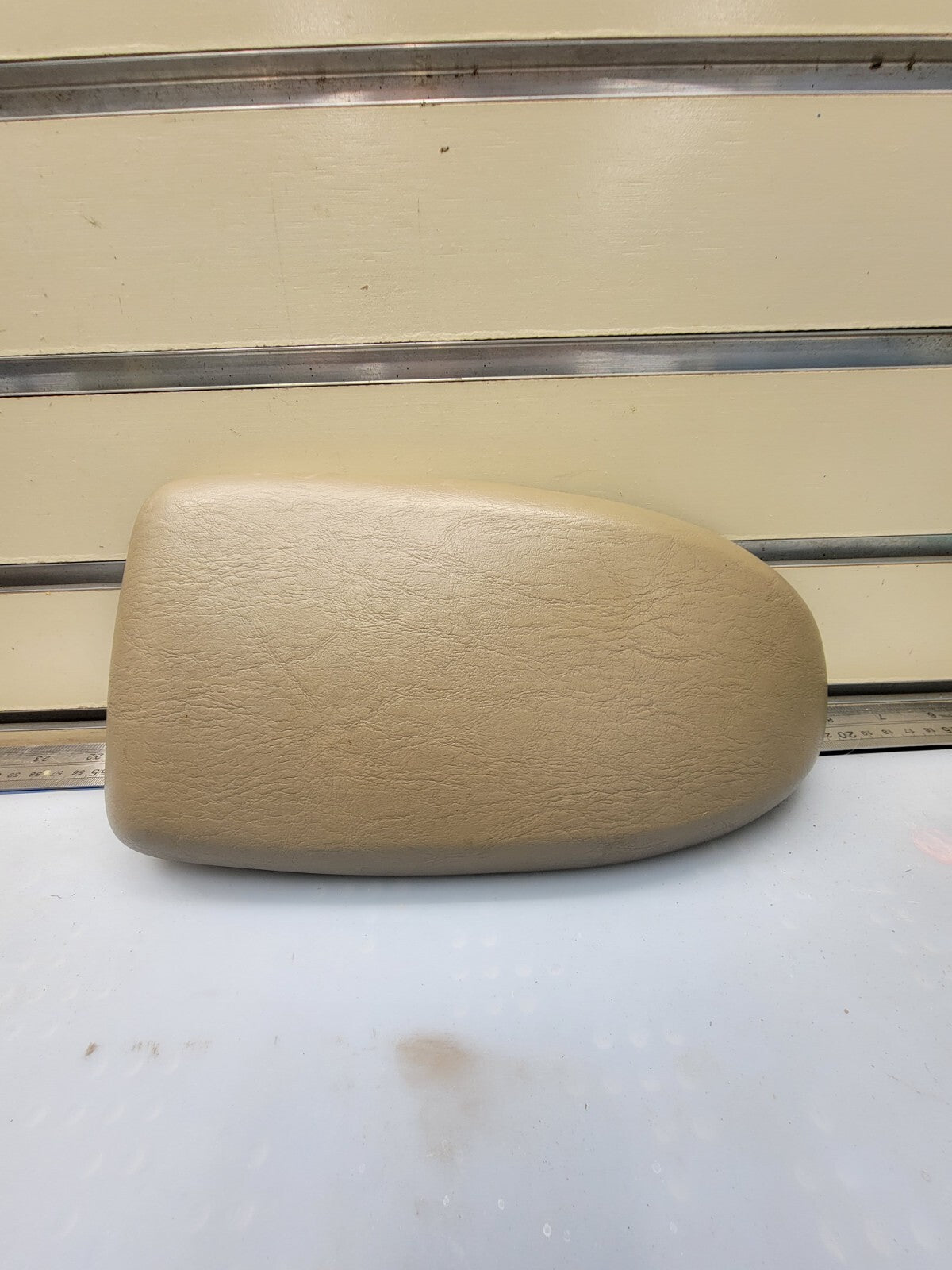 🔥2000-2007 FORD FOCUS CENTER CONSOLE LID ARM RESTER LID TAN