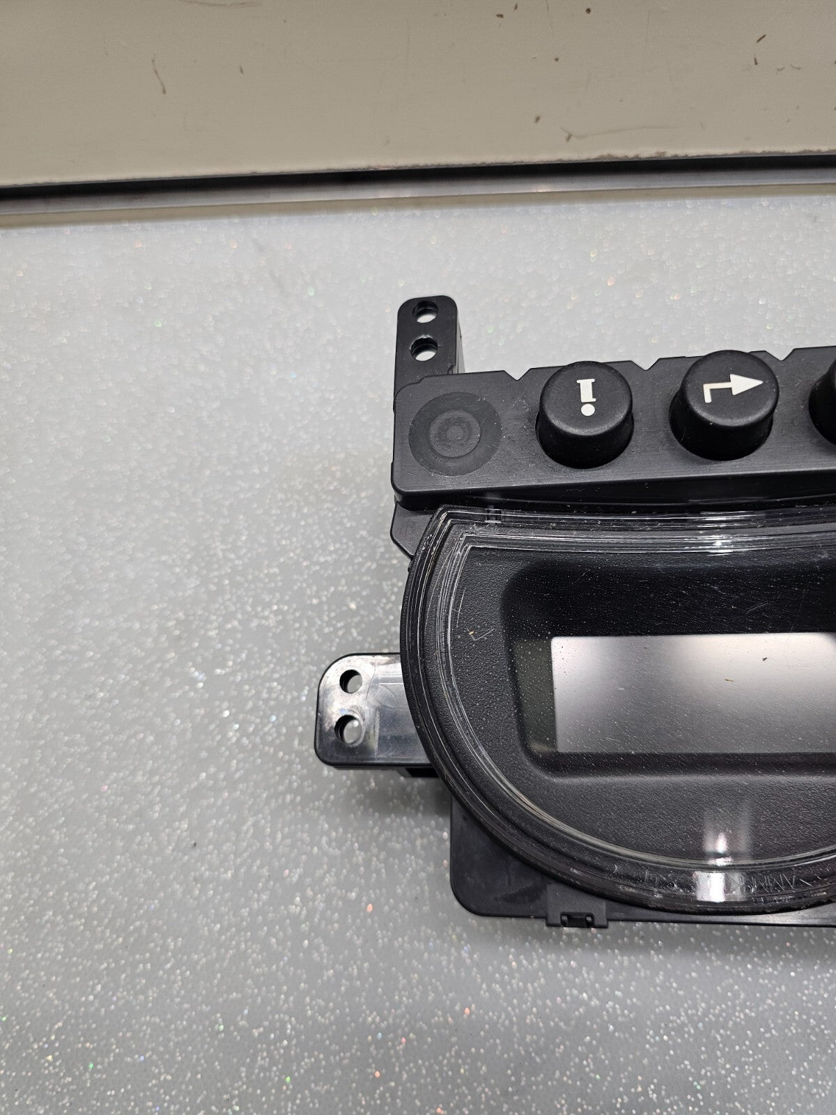 04-08PONTIAC GRAND PRIX3 Button Info Display Screen Center Dash BezelSwitch SW54