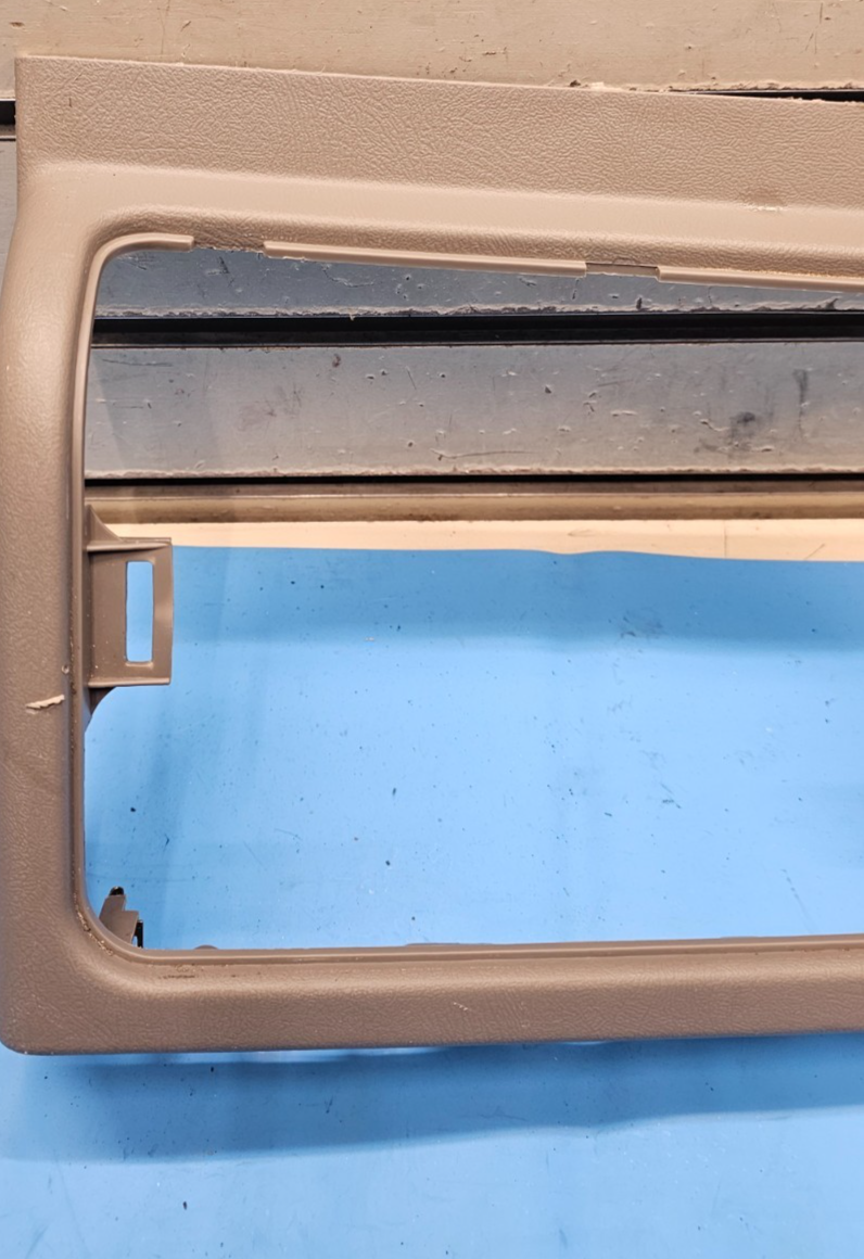 🔥03-06 CHEVY SILVERADO SIERRA DASH UPPER CENTER CONSOLE STORAGE CUBBY BEZEL TAN