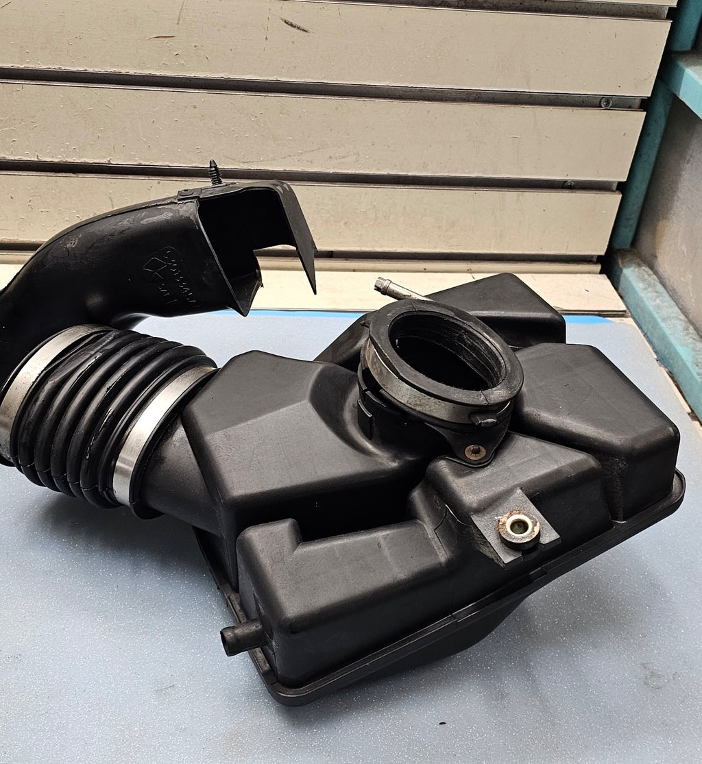 1999-2004 Jeep Grand Cherokee WJ 4.0 Air Cleaner Filter Box Connector Tube Hose