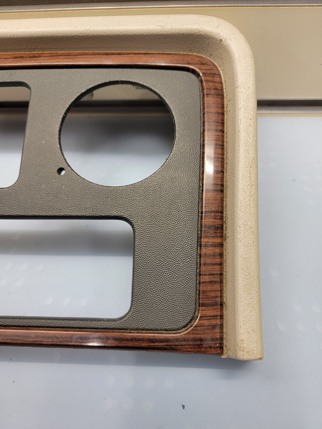 02-06 Cadillac Escalade Radio Dash Trim Bezel with Clock 15072628 gray/woodgrain