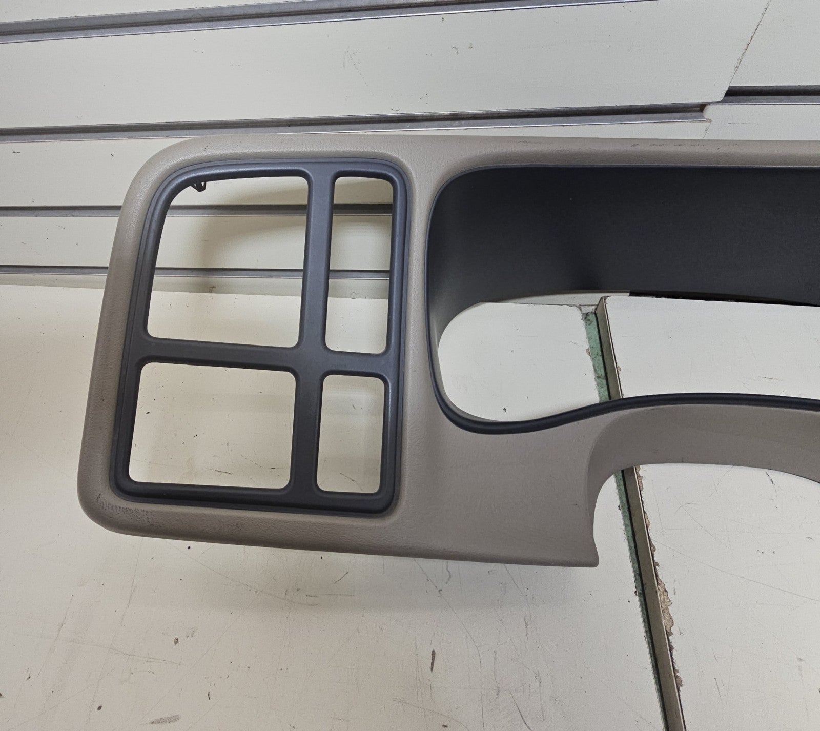 03-06 CHEVY GMC INSTRUMENT Cluster Speedo Dash Trim PANEL Radio Bezel LT TAN C5
