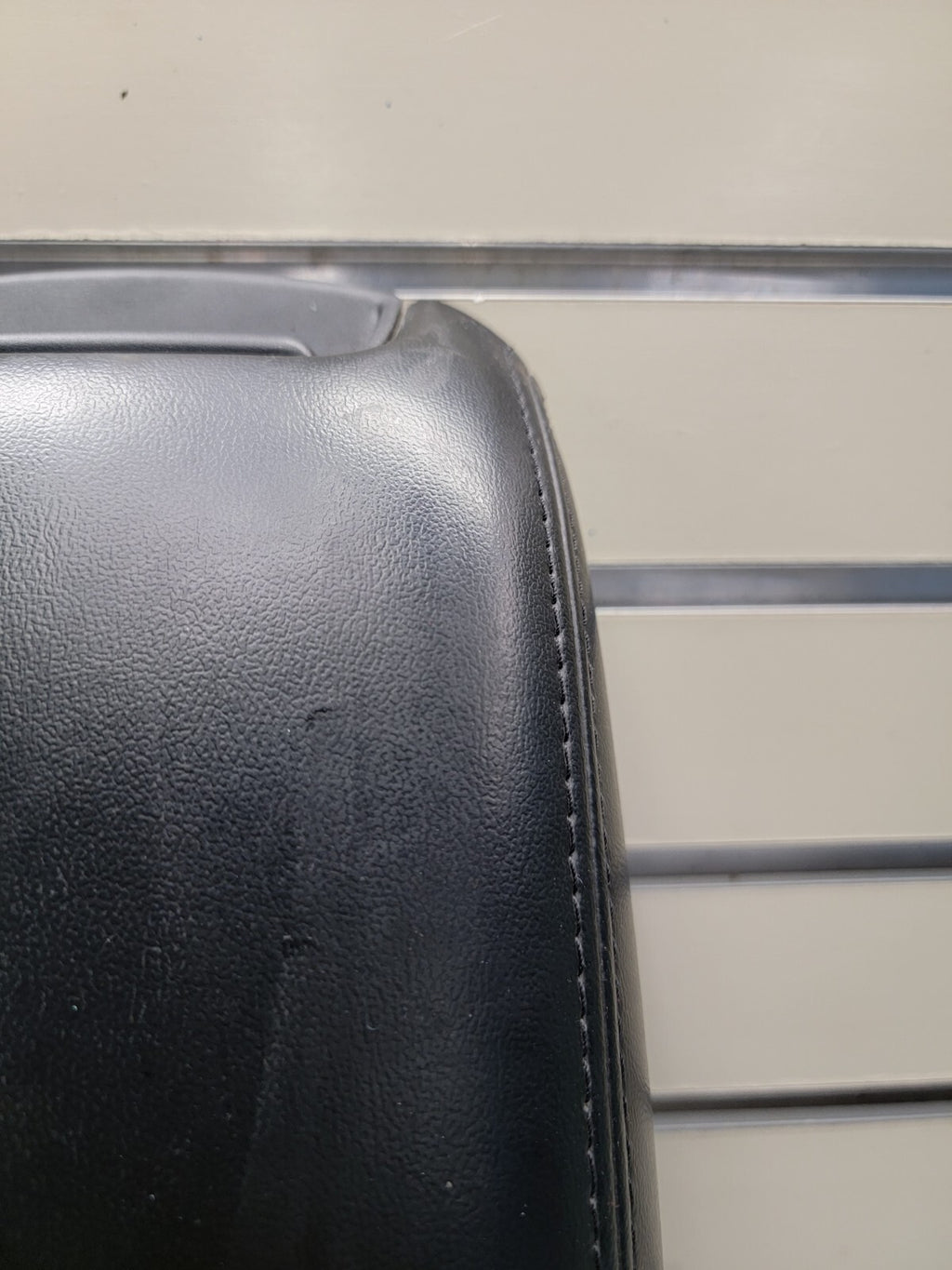 🔥2011-2018 Dodge Journey OEM Cetner Console Lid / Armrest Black Leather