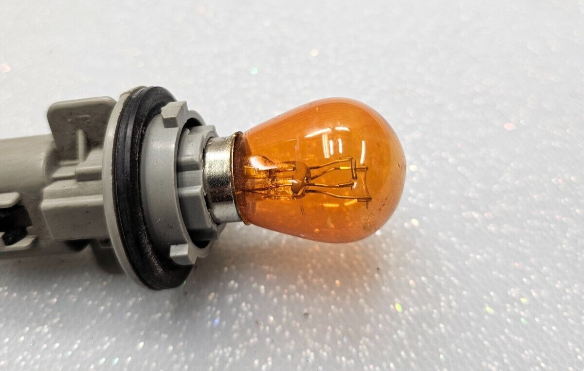 08-13 Nissan Rogue 99-04 Infiniti Turn Signal Light Bulb Socket Corner Flasher