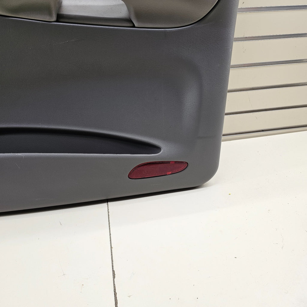 02-09 CHEVY TRAILBLAZER Door Panel  FrontRIGHT Passenger armrest GRAY -silver D8