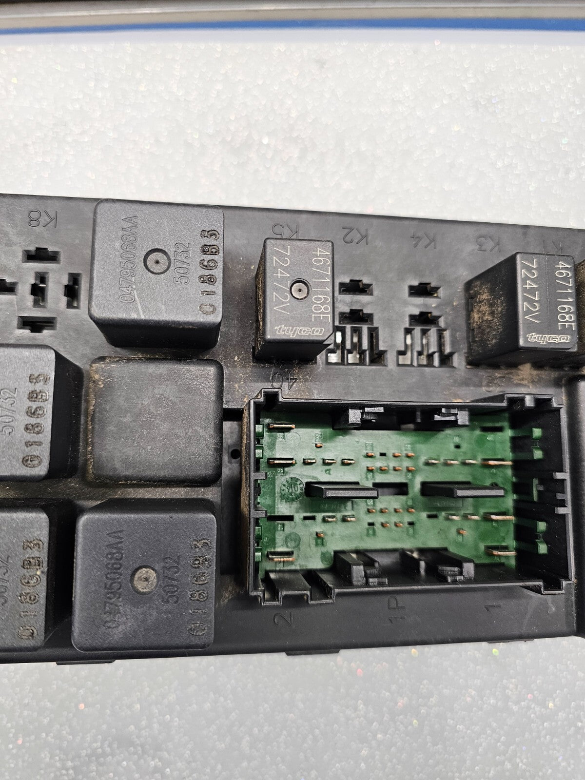 05-06 Jeep Grand Cherokee WK Body Control Module BCM Fuse Junction Box Assembly