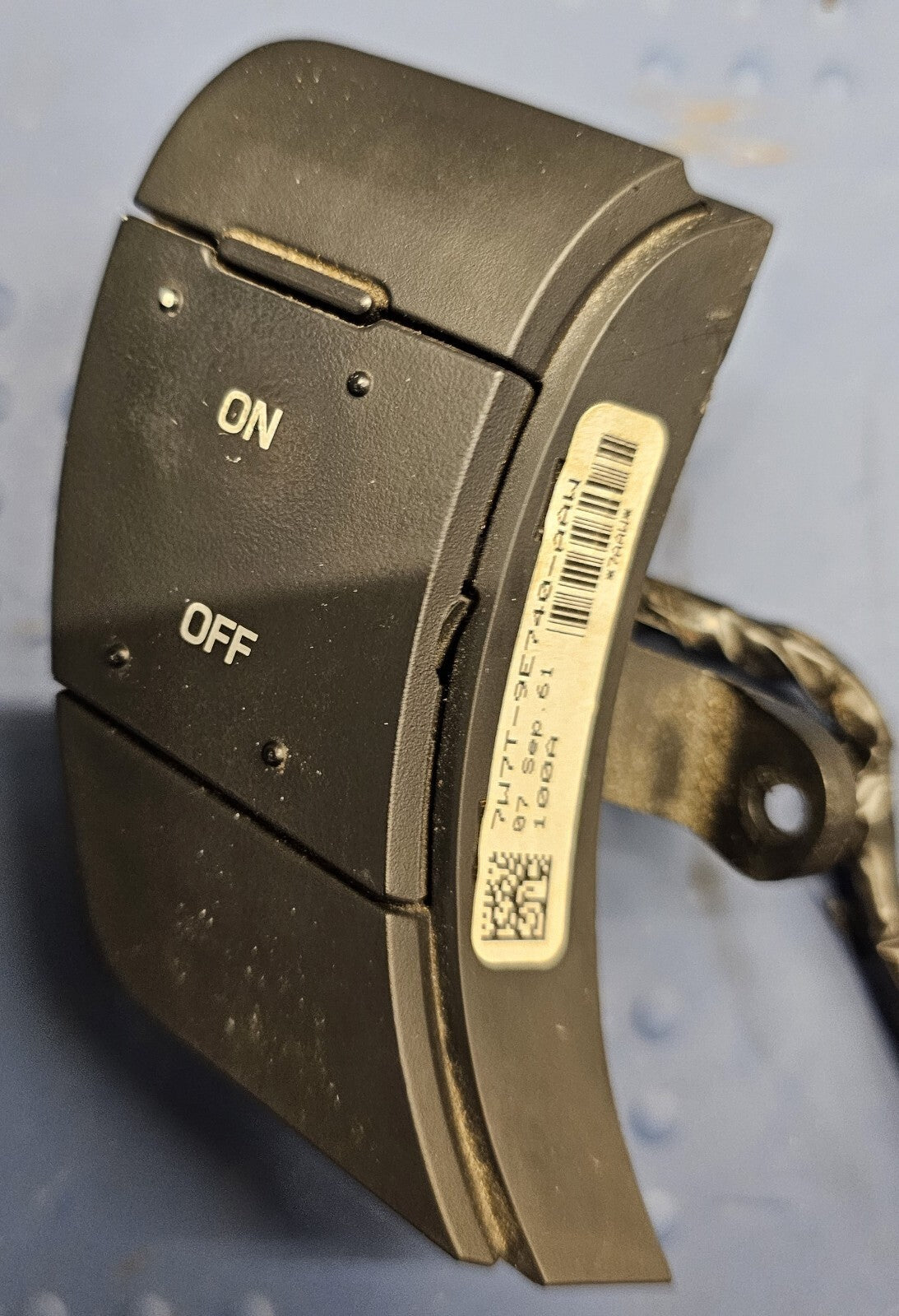 05-11 CROWN VICTORIA GRAND MARQUIS STEERING COLUMN WHEEL CRUISE SWITCH ASSEMBLY