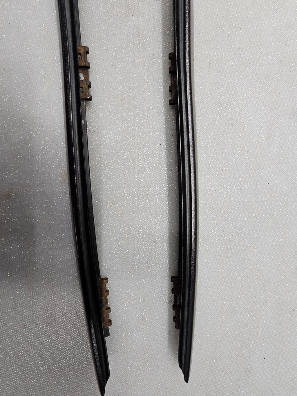 05-10CHRYSLER 300 CHARGER MAGNUM LEFT &RIGHT WINDSHIELD SRT8 SRT PILLAR MOLDING