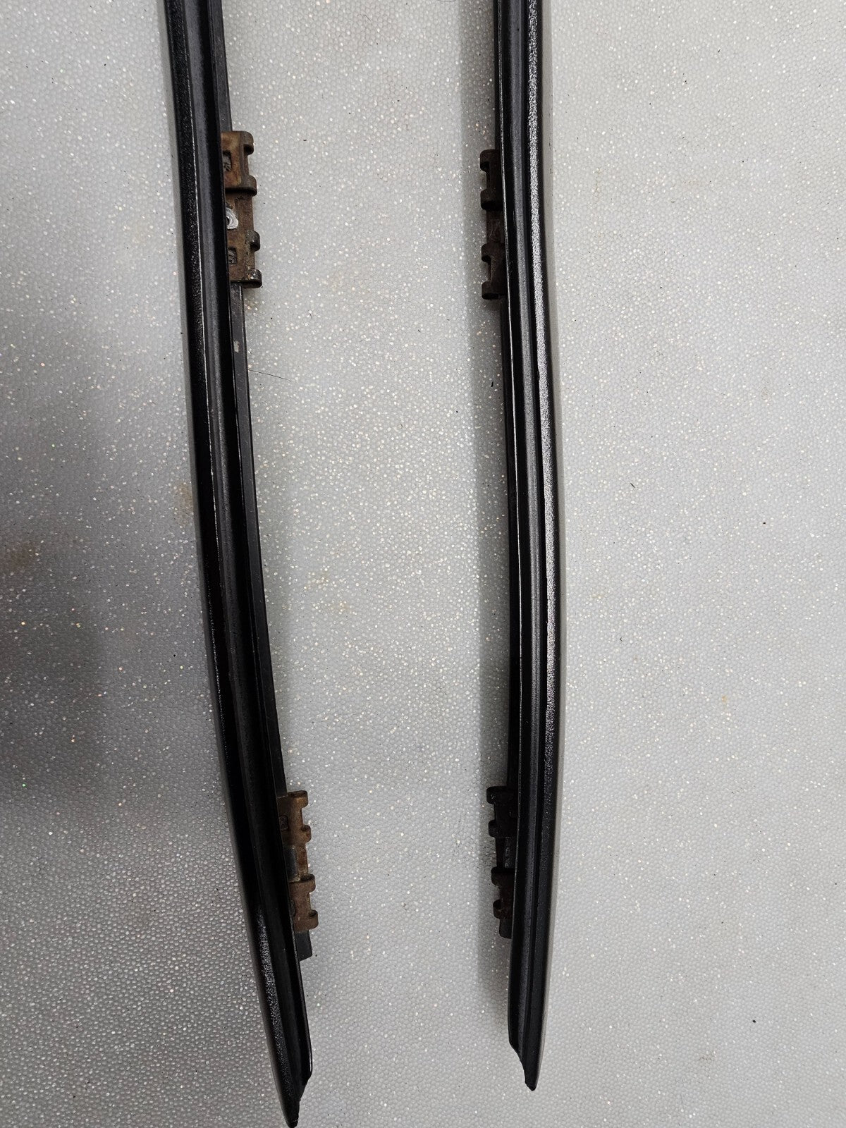 05-10CHRYSLER 300 CHARGER MAGNUM LEFT &RIGHT WINDSHIELD SRT8 SRT PILLAR MOLDING