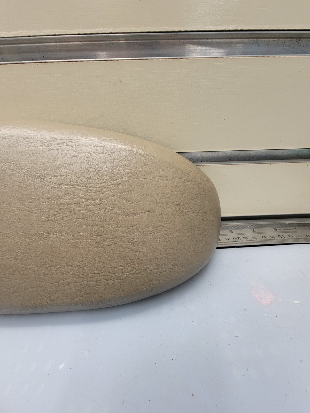 🔥2000-2007 FORD FOCUS CENTER CONSOLE LID ARM RESTER LID TAN