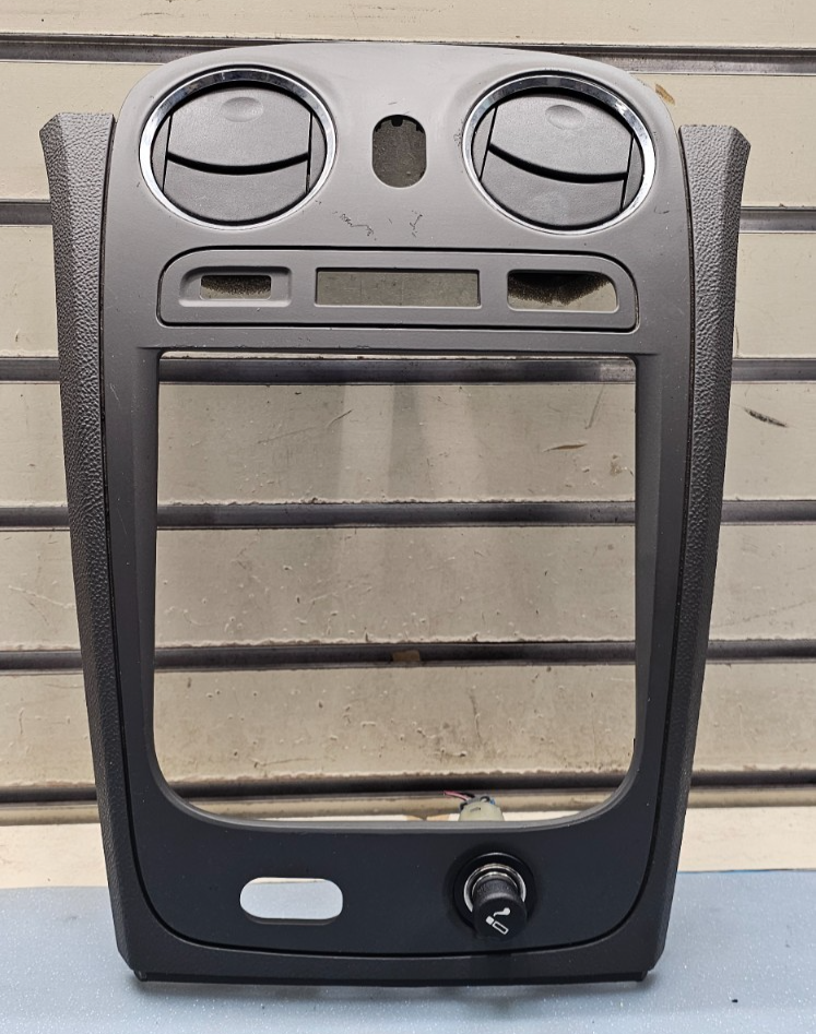 🔥2006-2011 Chevrolet HHR Center Dash Radio Trim w Vents B37 black