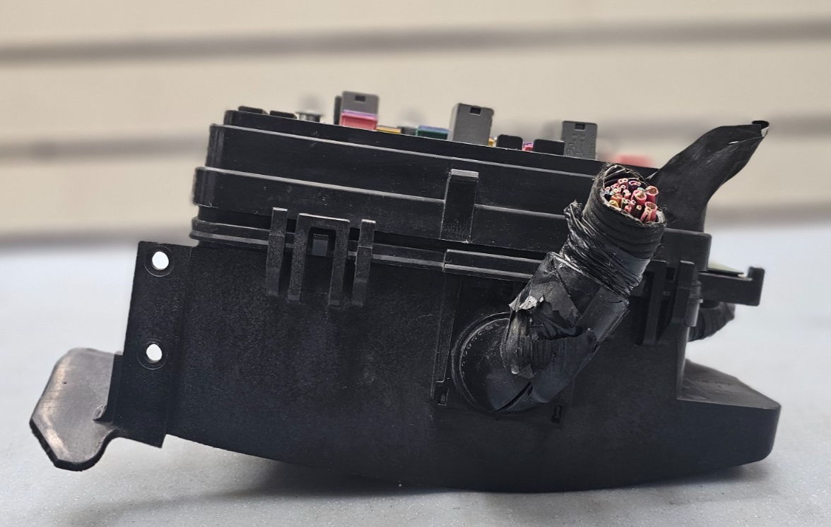 🔥2006-2007 Chevy Impala Fuse Box Engine Junction Module OEM