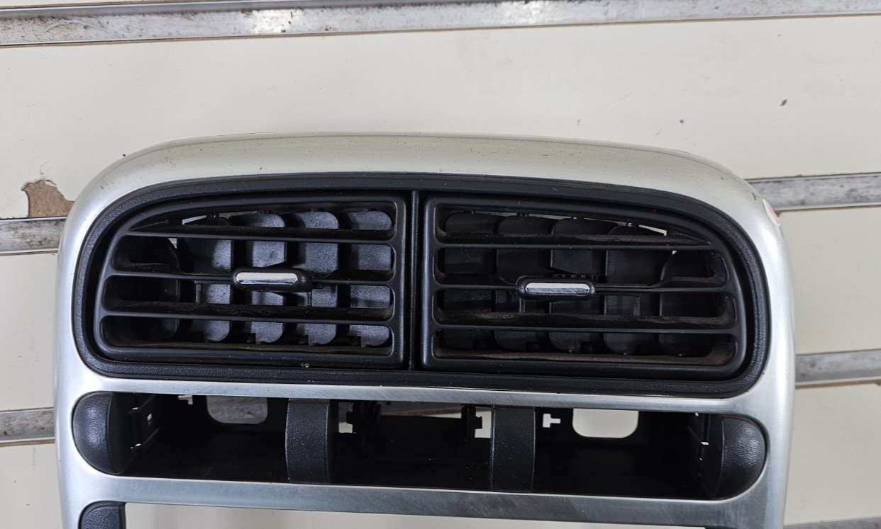 🔥01-05 Saturn L100 L200 L300 Radio Vent Center Bezel Dash Trim Silver/Black OEM