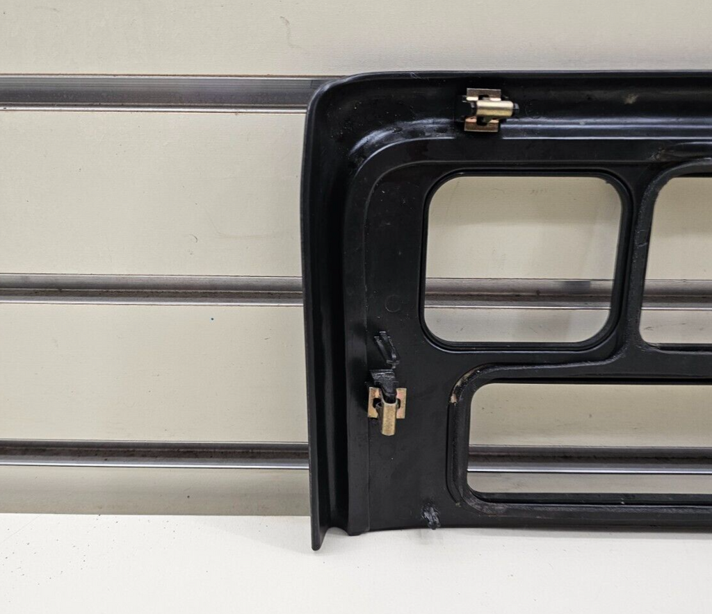 02-06 Escalade Center Dash Radio Display Bezel Trim Panel Assembly DK Gray/Wood