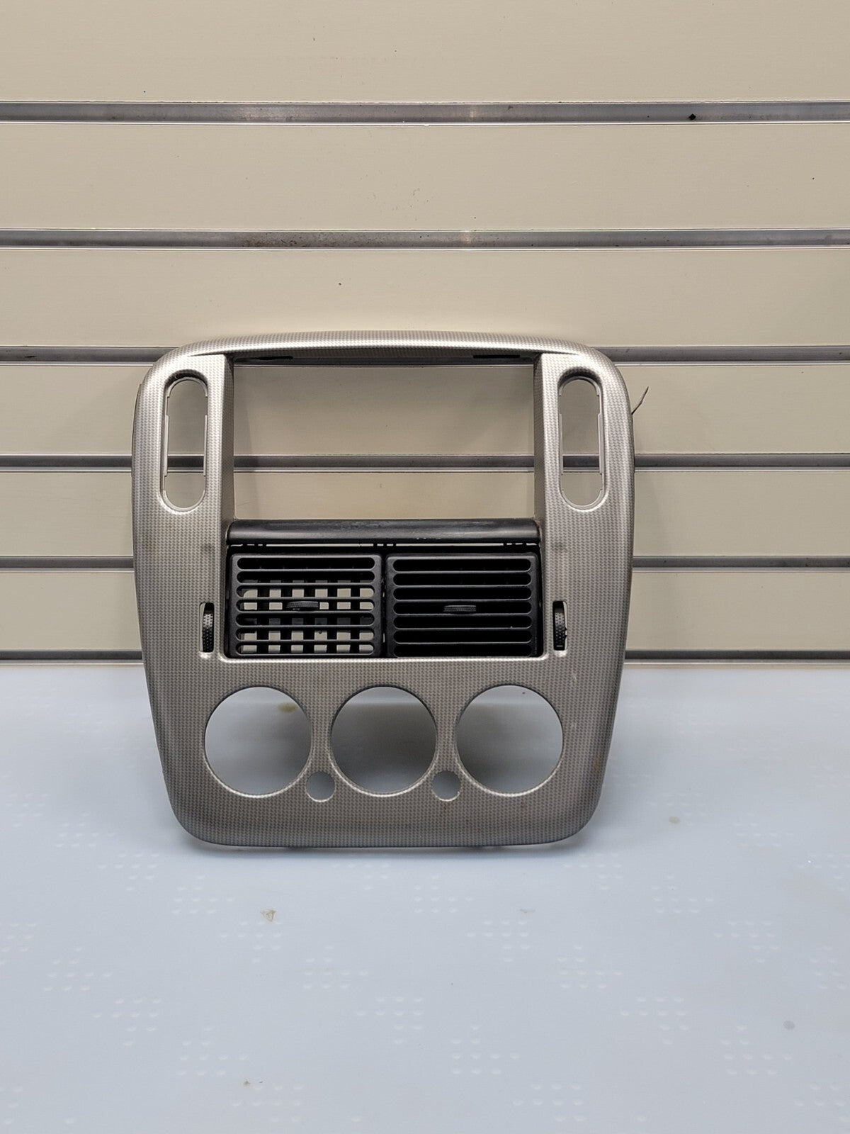 02-05 FORD EXPLORER RADIO AUDIO CLIMATE TEMPERATURE CONTROL BEZEL TRIM silver