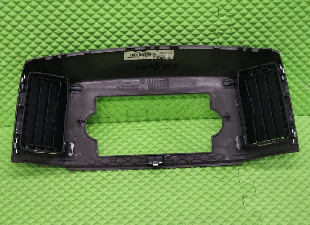 🔥2005-2007 Jeep Grand Cherokee RADIO TRIM BEZEL W VENTS Dark Gray B30