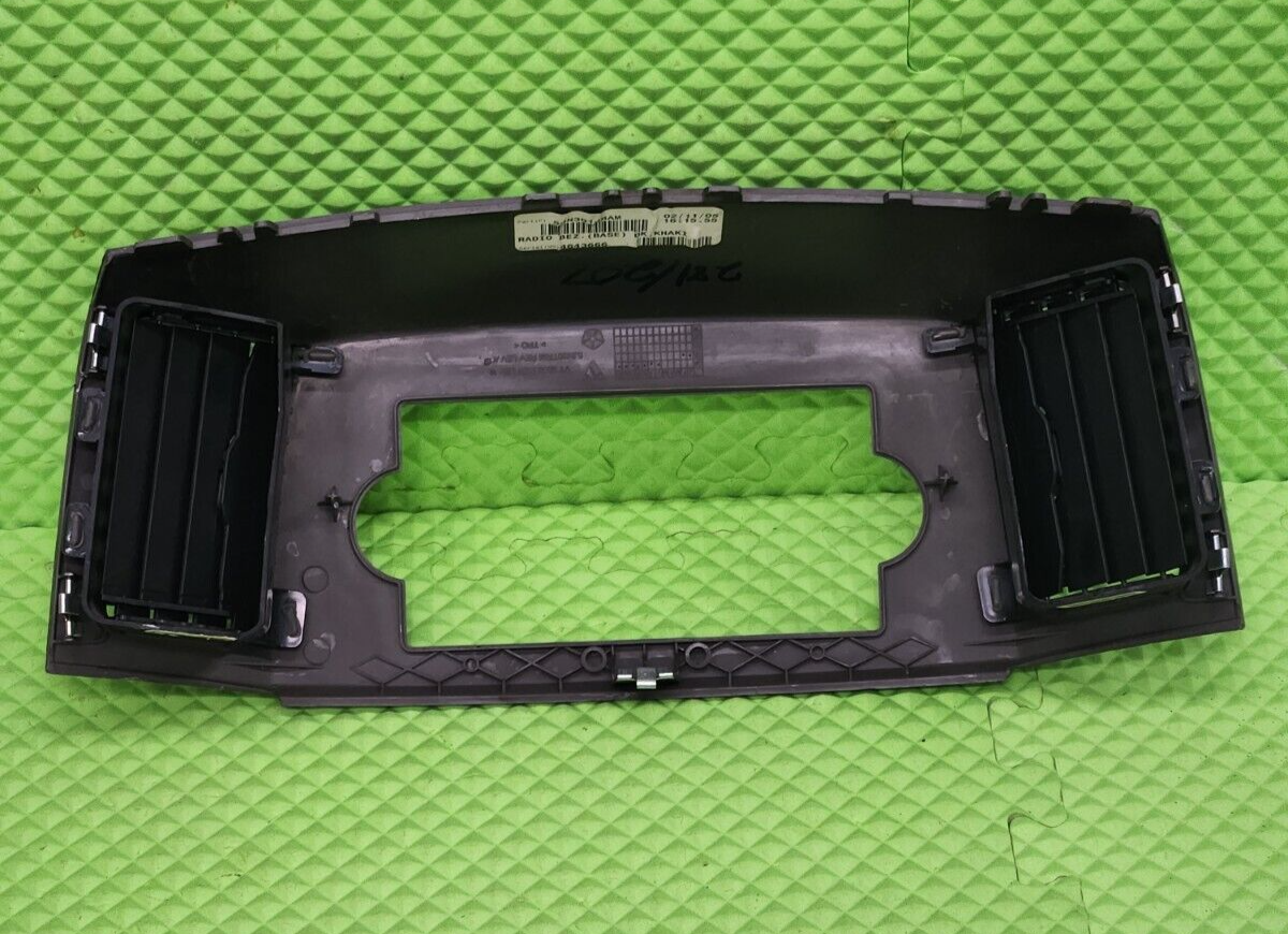 🔥2005-2007 Jeep Grand Cherokee RADIO TRIM BEZEL W VENTS Dark Gray B30
