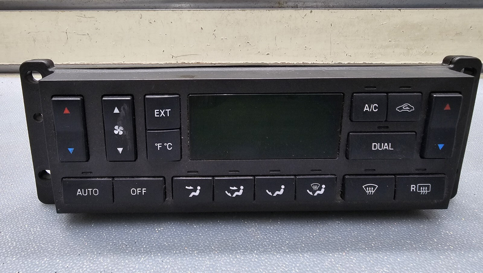 2003-2006 LINCOLN TOWN CAR Dash Climate Control Panel Temperature A/C Heater OEM