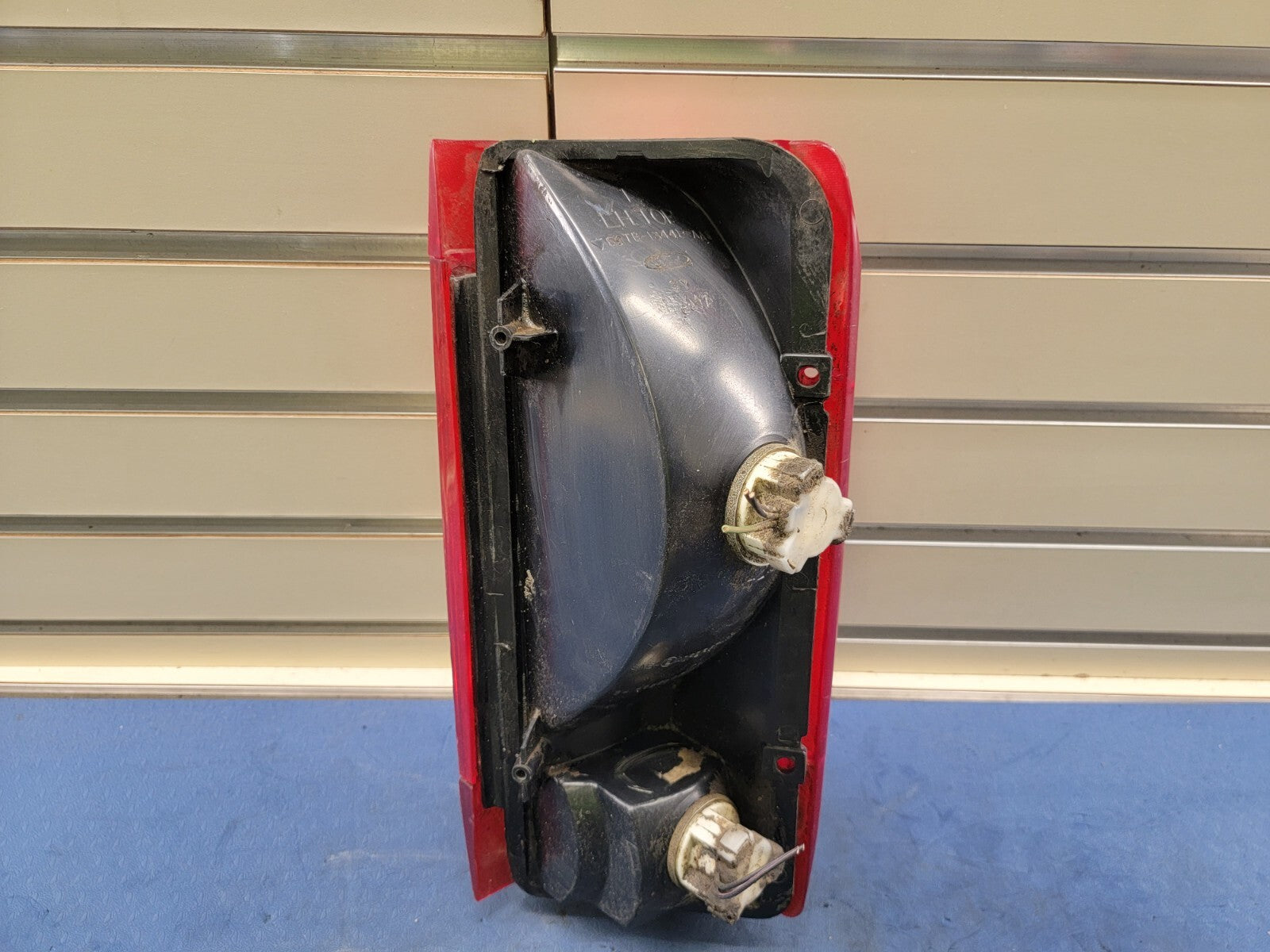 🔥1992-1997 Ford F-150 F-250 Bronco Rear left Driver Side Tail Brake Light OEM