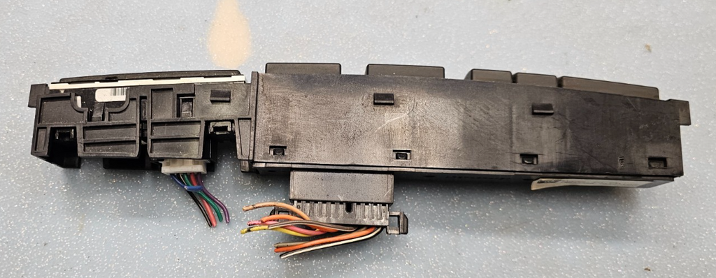 🔥05-07 Saturn Relay Driver Info Switch Assy Center Hazard Switch Assembly