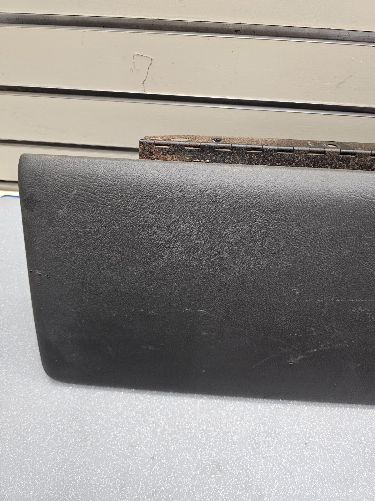 99-06 SILVERADO SIERRA Dash GLOVE BOX Storage Compartment Assembly DARK GRAY G3