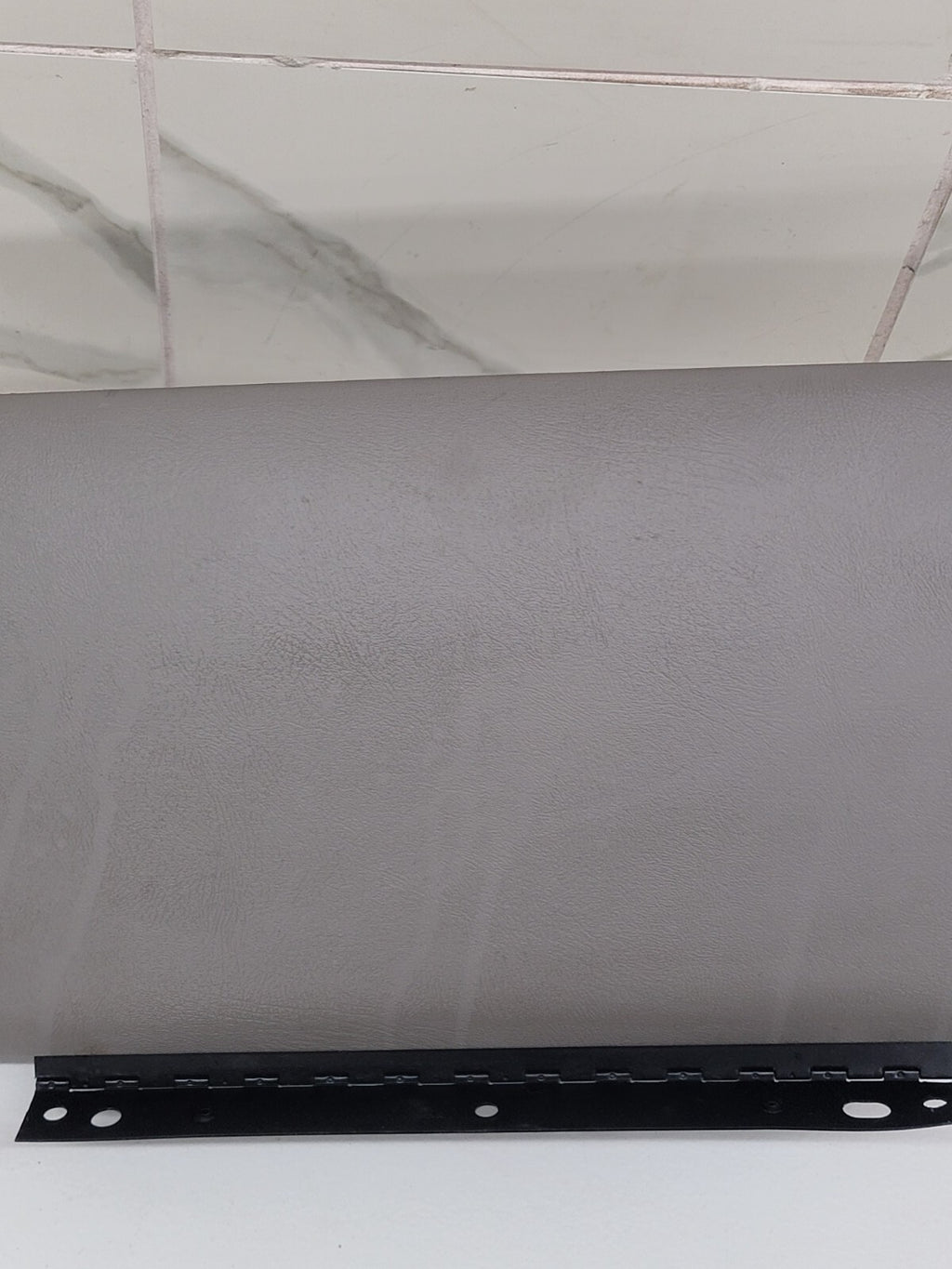 02-06 CADILLAC ESCALADE GLOVE BOX GLOVEBOX DASH STORAGE COMPARTMENT OE GRAY G9