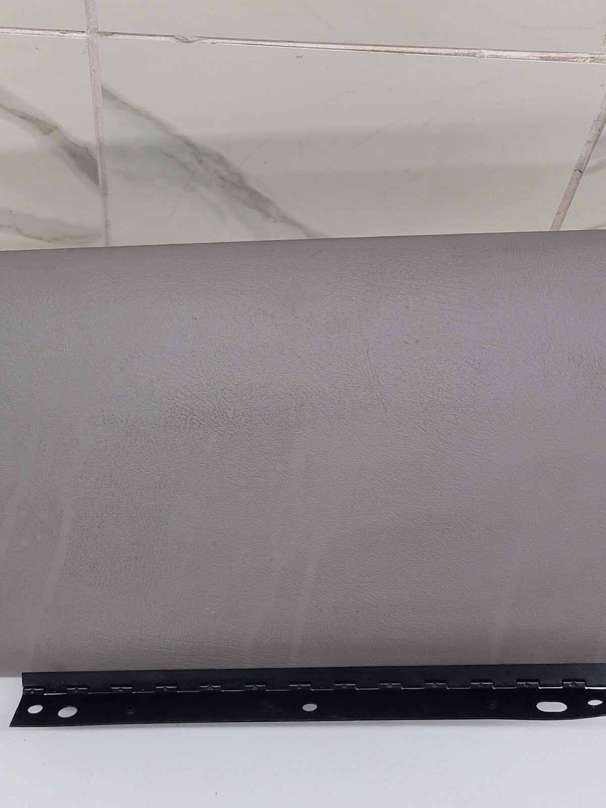 02-06 CADILLAC ESCALADE GLOVE BOX GLOVEBOX DASH STORAGE COMPARTMENT OE GRAY G9