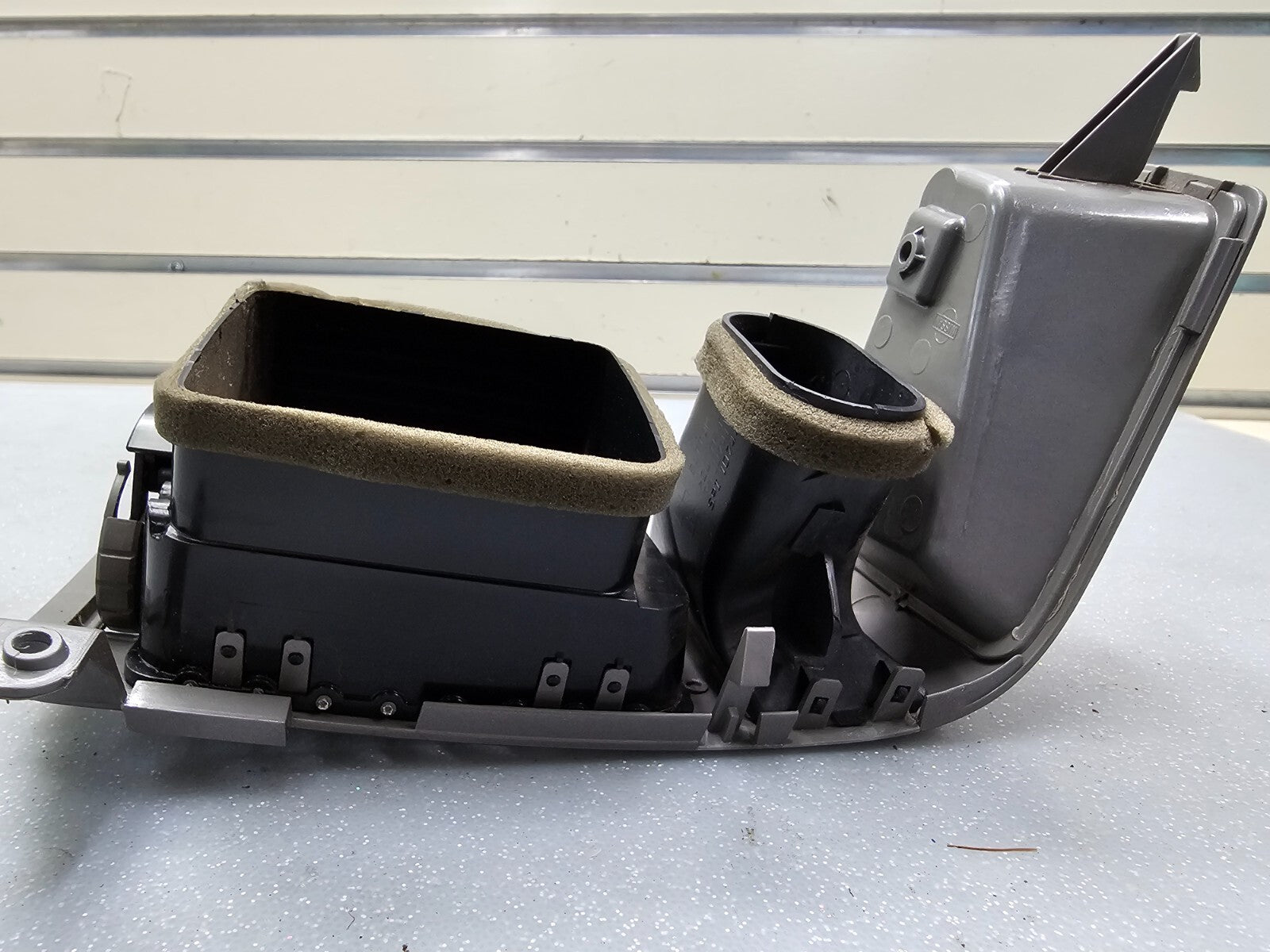 05-15 NISSAN TITAN ARMADA QX56 DASH FRONT CENTER LEFT AIR VENT HEATER TRIM GRAY