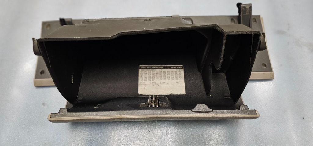 95-99 CHEVY GMC TRUCK SILVERADOC/K Glove Box Storage Compartment Assembly TAN G2