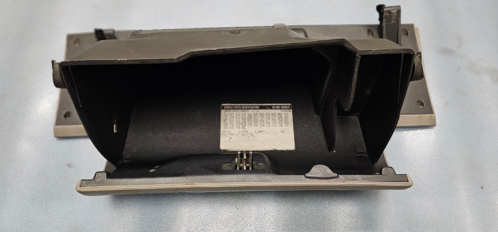95-99 CHEVY GMC TRUCK SILVERADOC/K Glove Box Storage Compartment Assembly TAN G2
