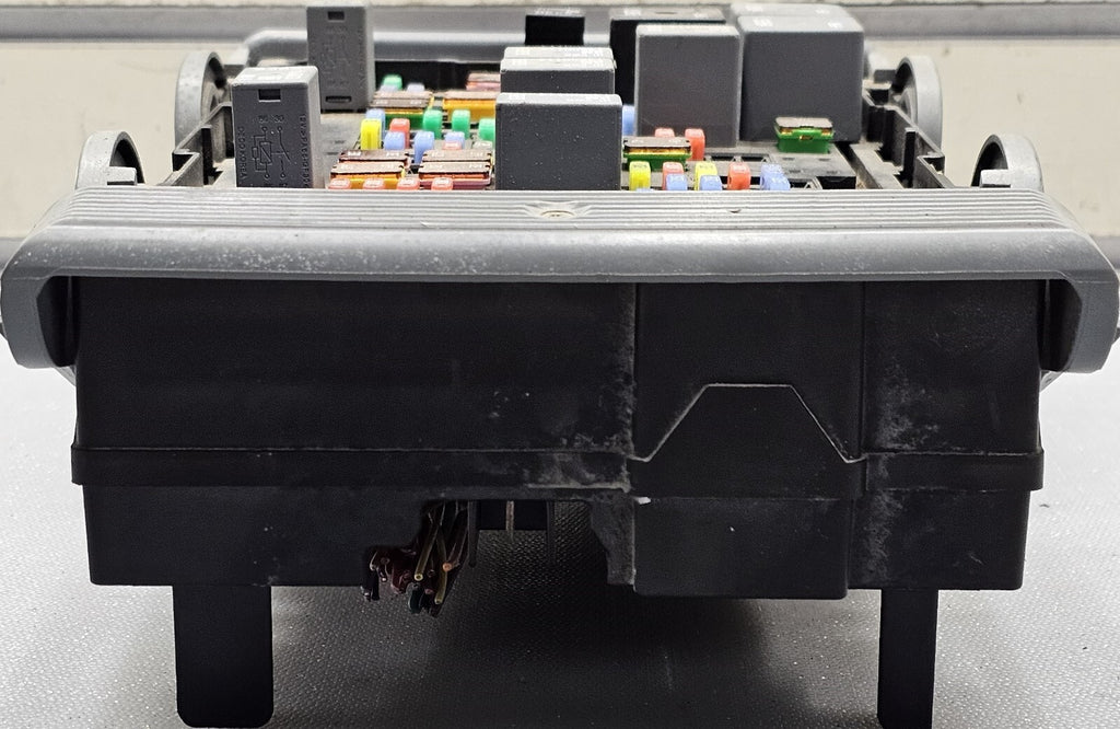 07-09 Suburban Yukon Engine Fuse Box Relay Body Control Module Integrated Power