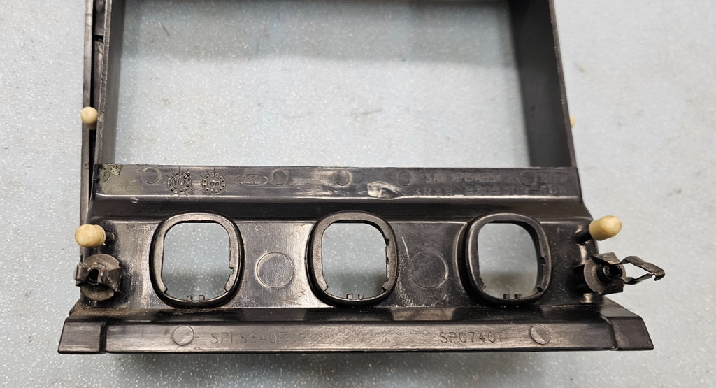 🔥01-04 FORD MUSTANG CENTER DASH AM FM RADIO AUDIO STEREO DISPLAY BEZEL BLACK